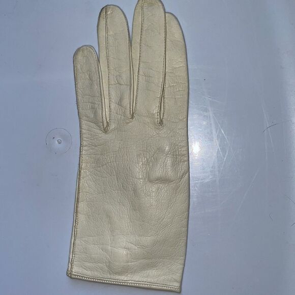 Vintage 50s/60s Size 6 off white leather gloves with pearl button at wrist - Picture 3 of 9